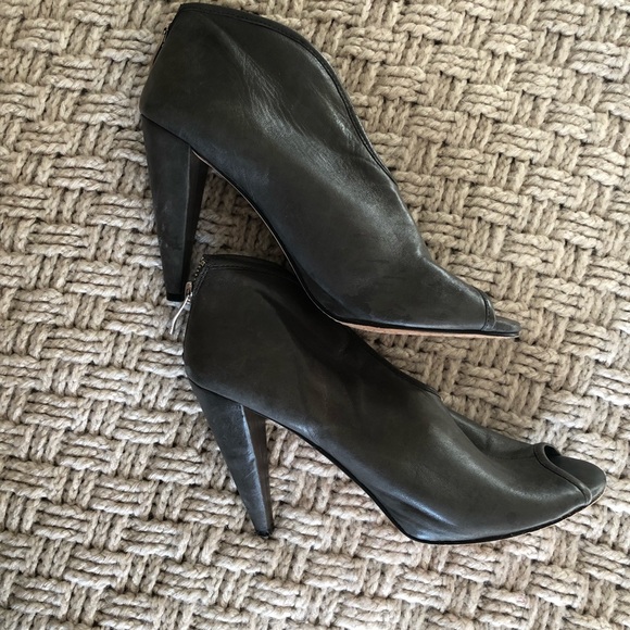 🆕 GRAY VINCE CAMUTO HEELED BOOTIES WITH OPEN TOE - Picture 5 of 7